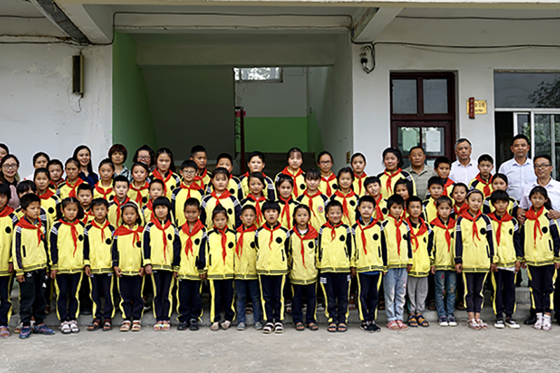 魏圩希望小学学生合影